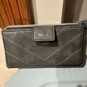 Relic gray/brown clutch wristlet